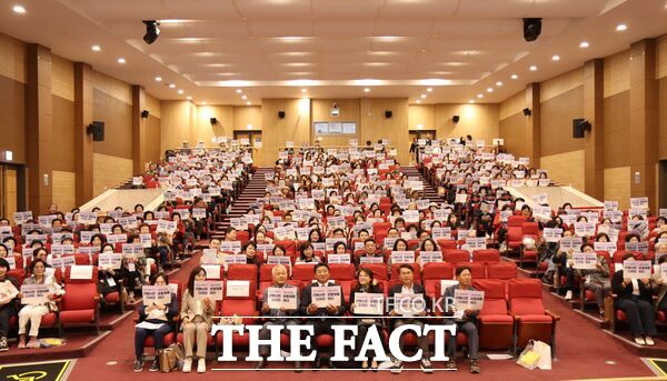 한국노인종합복지관협회가 21일 국회의원회관 대회의실에서 전국 선배시민 자원봉사자 등 400여 명이 참여한 가운데 제7회 대한민국 선배시민대회를 개최했다. /한국노인종합복지관협회