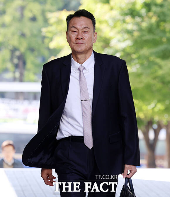 내란 중요임무 종사 등 혐의를 받는 김명수 전 합동참모본부 의장이 22일 오전 서울 서초구 서울중앙지방법원에서 열린 공판에 출석하고 있다. /임영무 기자