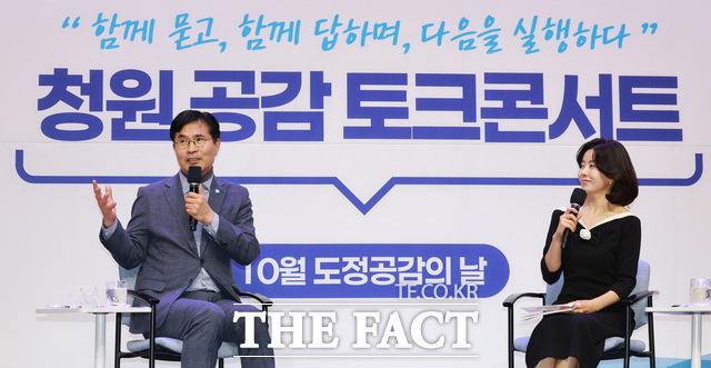 22일 전북도청 공연장에서 이원택 전북도지사(왼쪽)와 공무원 900여 명이 참석한 가운데 열린 10월 도정공감의 날 행사에서 이 지사가 직원들과 소통하고 있다. /전북도