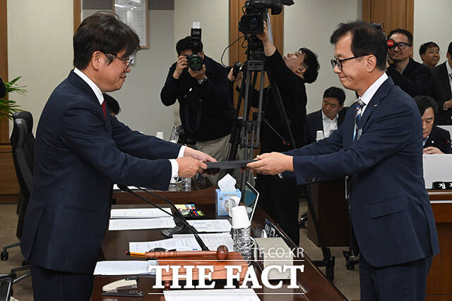 유상범 국민의힘 의원의 '제주공항 지연사태' 관련한 질의를 하고 있다. /인천=남윤호 기자