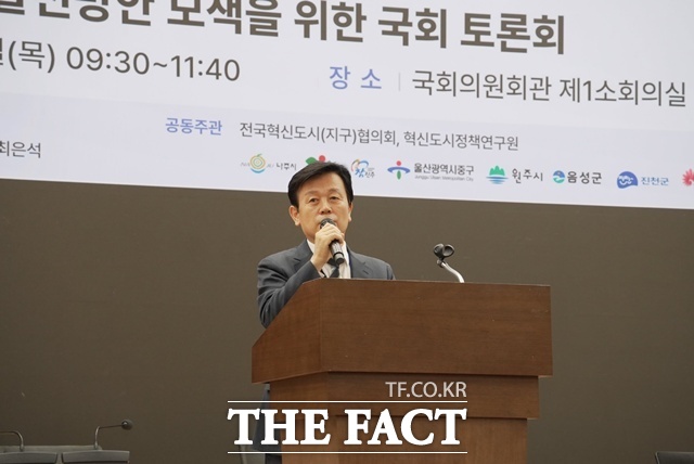조규일 진주시장이 22일 국회에서 열린 공공기관 2차 이전 관련 국회 토론회에 참석해 지역 전략산업과 연계한 공공기관의 집적화를 강력히 촉구했다. /진주시