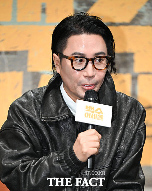 장도연과 이세돌, 정재형이 포즈를 취하고 있다.