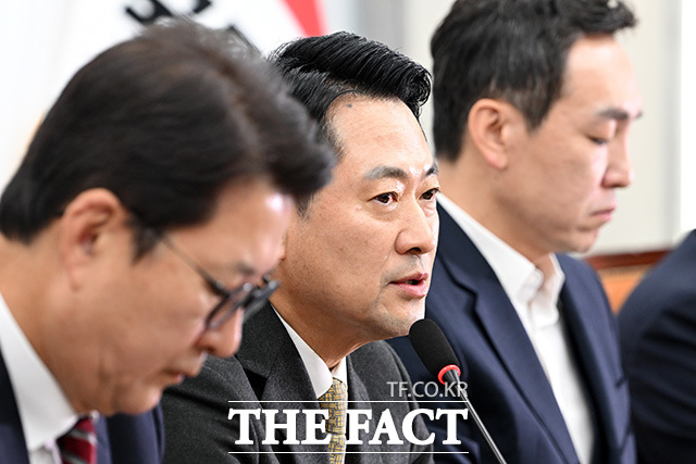 최고위원회의에서 발언하는 장 대표.