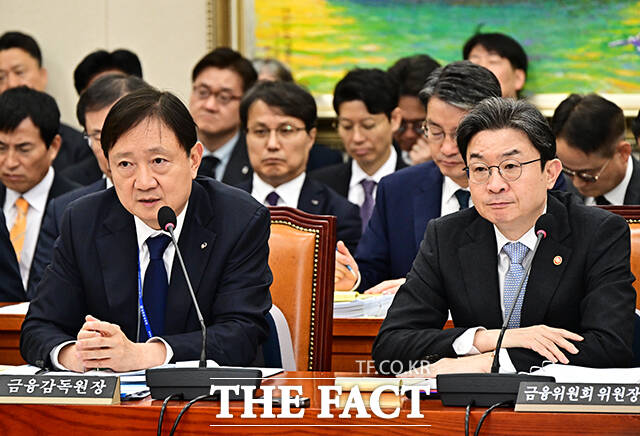 이억원 금융위원장이 22일 오후 서울 여의도 국회 정무위원회에서 열린 금융위원회·금융감독원에 대한 국정감사에 출석해 질의에 답변을 하고 있다.