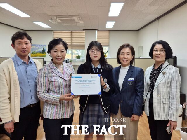 대전외고 천예윤 학생이 국제 존타 젊은 여성 리더십상을 수상하고 있다. 왼쪽부터 이선식 3학년 부장교사, 나효숙 전 국제존타 32지구 총재, 천예윤 학생, 김종련 교장, 예종림 전 YWLA 위원장. /대전시교육청