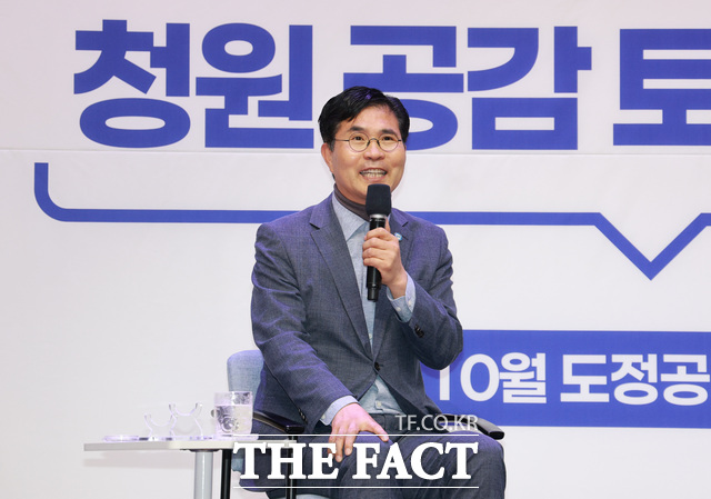 22일 전북도청 공연장에서 이원택 전북도지사와 공무원 900여 명이 참석한 가운데 열린 10월 도정공감의 날 행사에서 이 지사가 직원들과 소통하고 있다. /전북도
