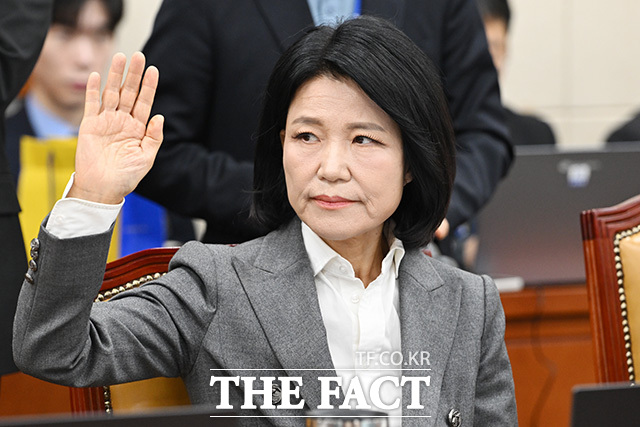 김종철 방송미디어통신위원회 위원장과 박장범 한국방송공사 사장에게 질의하는 이진숙 국민의힘 의원.