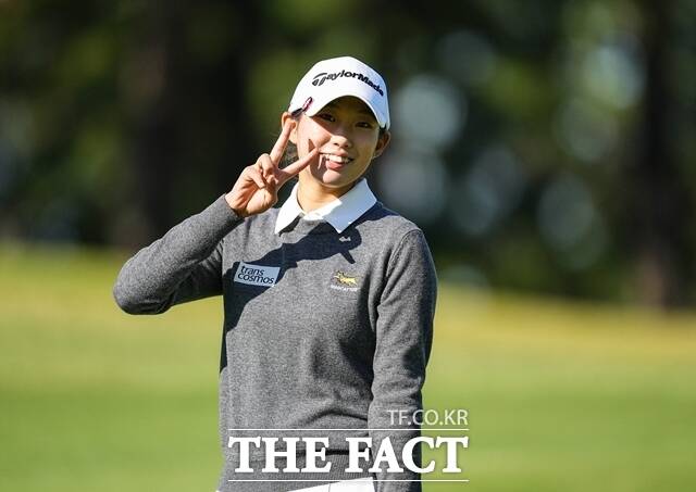 14살의 중학생 아마추어 김서아가 자신에게는 꿈의 무대랄 수 있는 LPGA투어에 초청선수로 출전, 첫날 경기를 치르면서 카메라를 향해 포즈를 취하고 있다./BMW레이디스챔피언십 조직위 제공