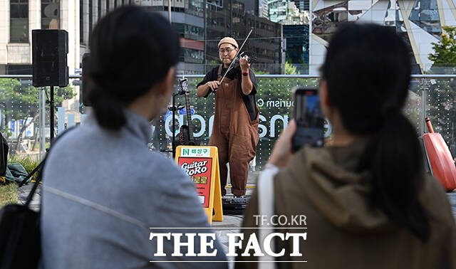 로컬트립 가을소풍이 21일 오후 서울 중구 지역관광 안테나숍에서 열린 가운데 공연자의 바이올린 연주를 시민들이 바라보고 있다. /박헌우 기자