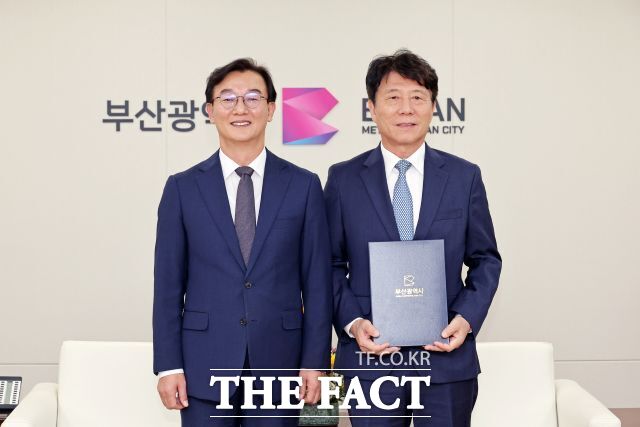 부산교통공사 사장 임명장 수여식에서 전재수(왼쪽부터) 부산시장과 김태호 신임 사장이 기념사진을 찍고 있다. /부산시청
