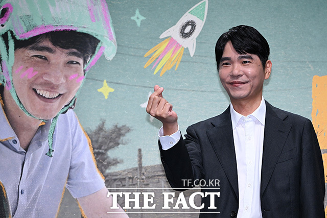 이세돌이 취재진에게 명함을 돌리고 있다.