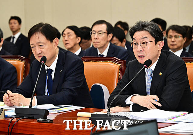 이억원 금융위원장(오른쪽)이 22일 오후 서울 여의도 국회 정무위원회에서 열린 금융위원회·금융감독원에 대한 국정감사에 출석해 질의에 답변을 하고 있다. /국회=배정한 기자