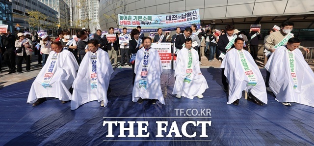 산청군의회 군의원 6명이 군민의 절박한 목소리와 대정부 투쟁 의지를 전달하고자 삭발을 하고 있다. /산청군