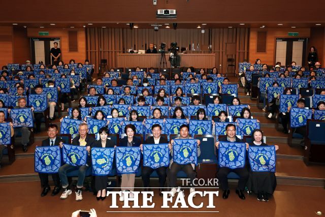 박승원 광명시장이 22일 광명시민회관 대공연장에서 열린 2026 광명시 기후주간 개막식 참석자들과 기념사진을 촬영하고 있다. /광명시