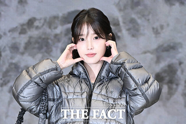 아이유가 '볼하트' 포즈를 취하고 있다.