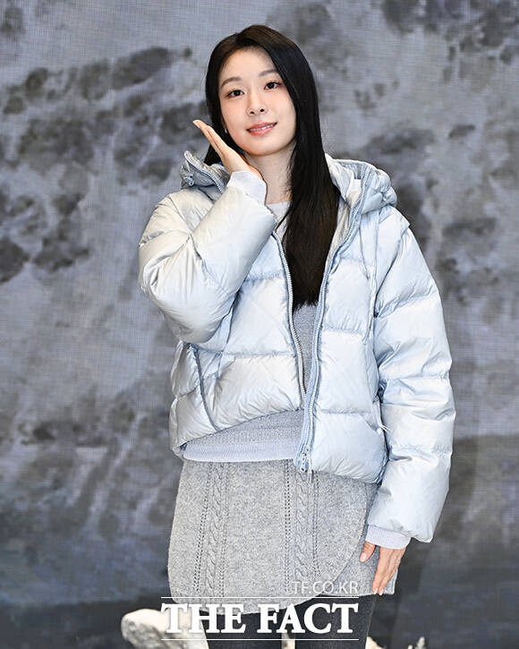 김연아가 포즈를 취하고 있다.