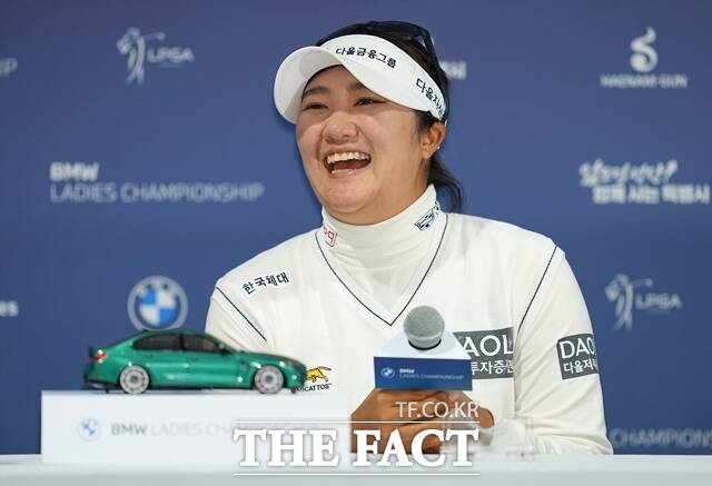 유해란이 첫날 5언더파로 1타차 공동 3위에 오른 뒤 기자회견에서 환하게 웃고 있다. 올해 메이저 2관왕인 유해란은 이번 대회 참가 선수 중 세계랭킹이 3위로 가장 높다./BMW레이디스챔피언십 조직위 제공