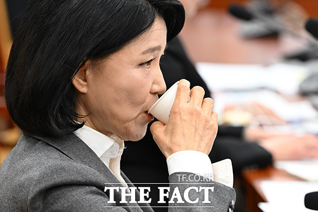 김종철 방송미디어통신위원회 위원장과 박장범 한국방송공사 사장에게 질의하는 이진숙 국민의힘 의원.