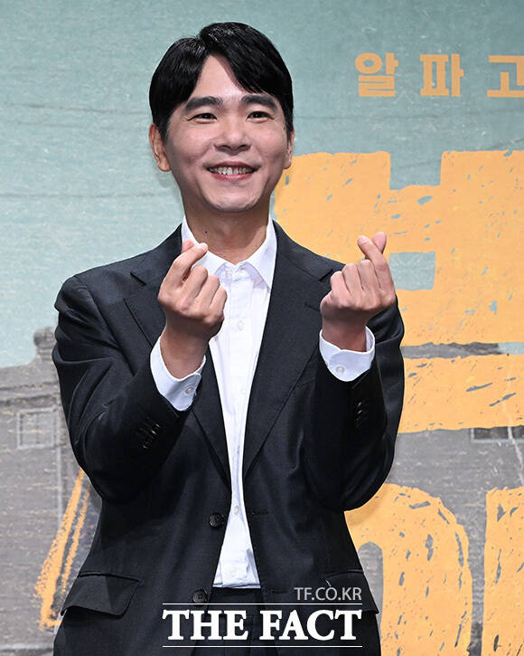 이세돌이 취재진에게 명함을 돌리고 있다.