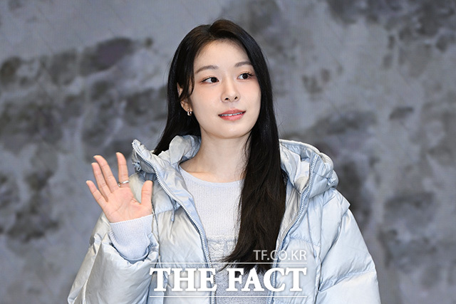 김연아가 포즈를 취하고 있다.