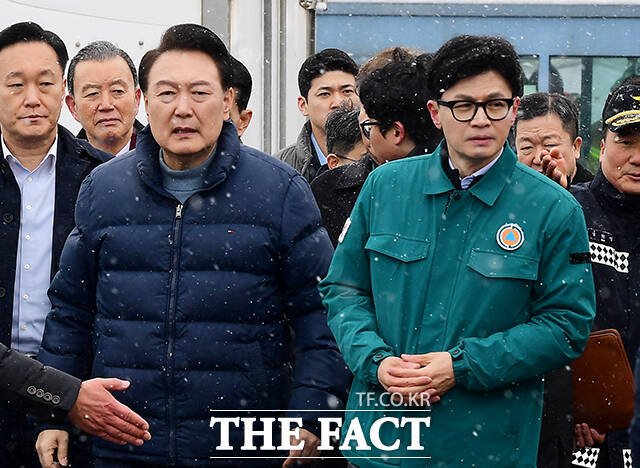윤석열 대통령(왼쪽)과 한동훈 국민의힘 비상대책위원장이 2024년 1월 23일 오후 충청남도 서천군 서천수산물특화시장을 찾아 화재 현장을 둘러보고 있다./배정한 기