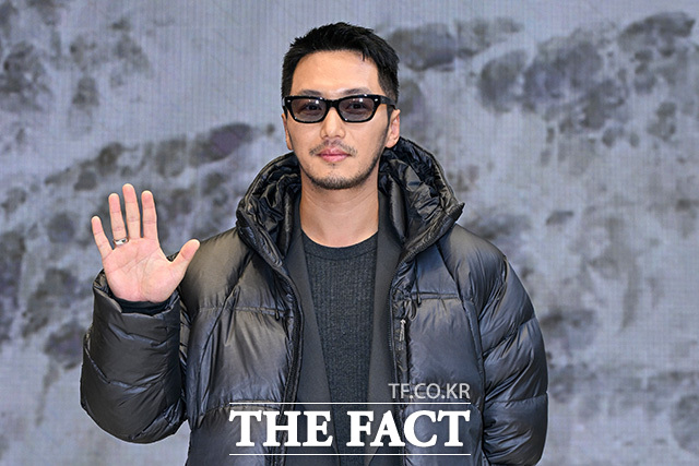 변요한이 '손 키스' 포즈를 하고 있다.