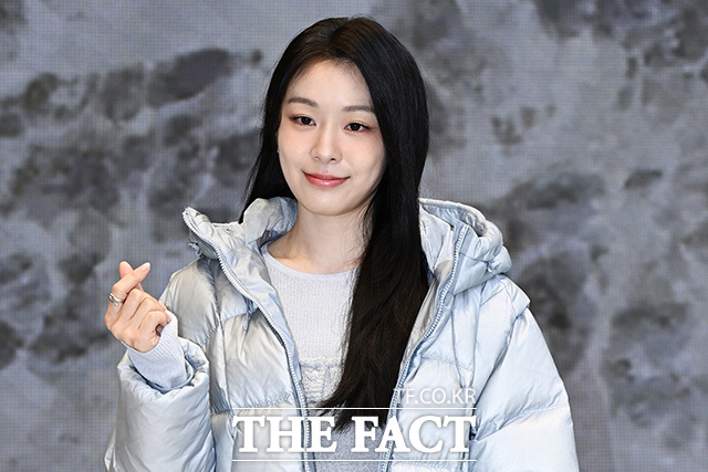 전 피겨스케이팅 선수 김연아가 22일 오후 서울 성동구 뉴발란스 직영성수점에서 열린 '26FW 뉴발란스 플라잉77 구스다운 팝업 NB Flying77 : Into Nature 팝업스토어' 행사에 참석해 포즈를 취하고 있다. /송호영 기자