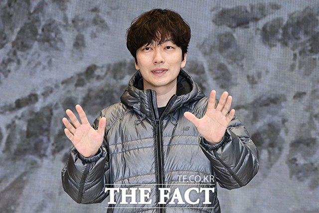 배우 이동휘가 22일 오후 서울 성동구 뉴발란스 직영성수점에서 열린 '26FW 뉴발란스 플라잉77 구스다운 팝업 NB Flying77 : Into Nature 팝업스토어' 행사에 참석해 포즈를 취하고 있다. /송호영 기자