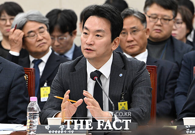 김종철 방송미디어통신위원회 위원장과 박장범 한국방송공사 사장에게 질의하는 이진숙 국민의힘 의원.