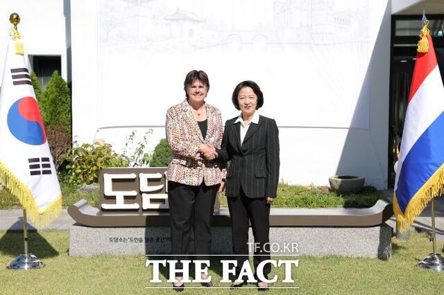 추미애 경기도지사가 22일 도담소(옛 경기도지사 공관)에서 이나 아데마 노르트브라반트 주지사를 만나 기념 촬영을 하고 있다. /경기도