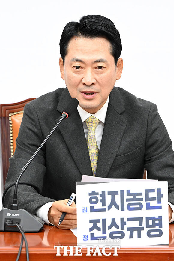 최고위원회의에서 발언하는 장 대표.
