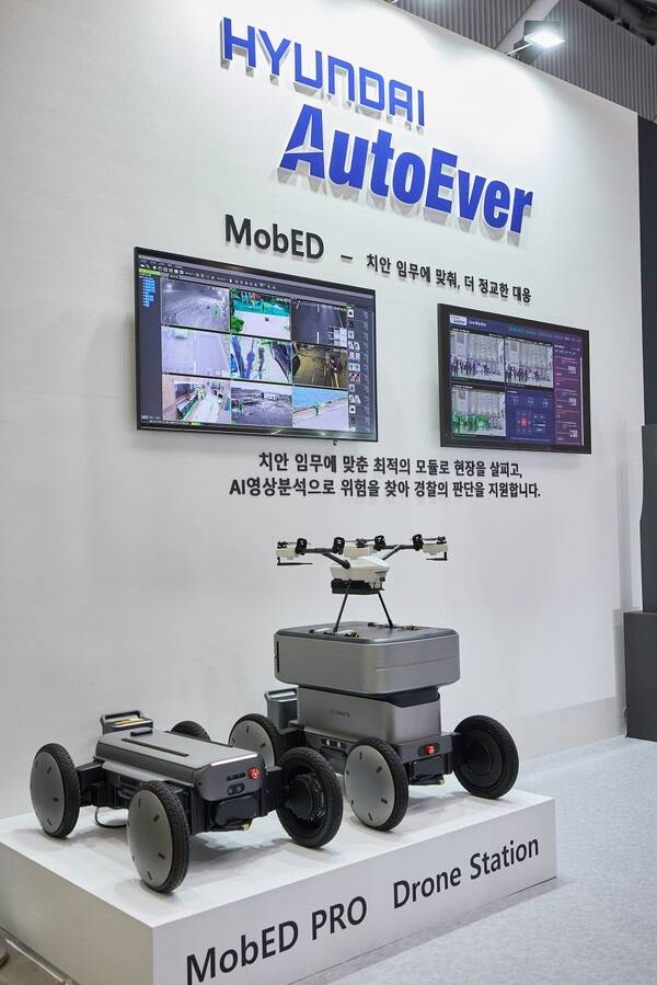 현대오토에버가 지난 21일 개막한 '2026 국제치안산업대전'에 참가했다. 현대자동차·기아 로보틱스랩의 모바일 로봇 플랫폼 '모베드'를 활용한 치안·보안 솔루션이 전시된 모습 / 현대오토에버