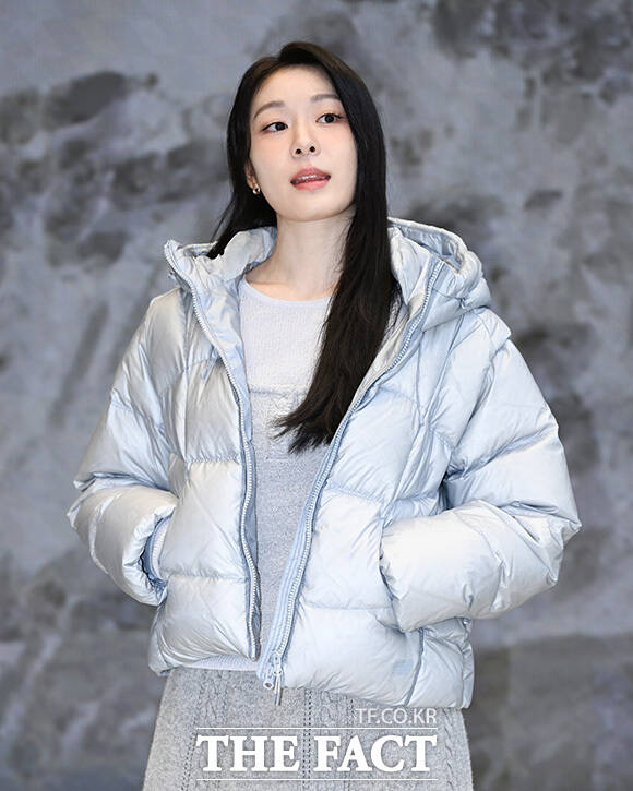 김연아가 포즈를 취하고 있다.