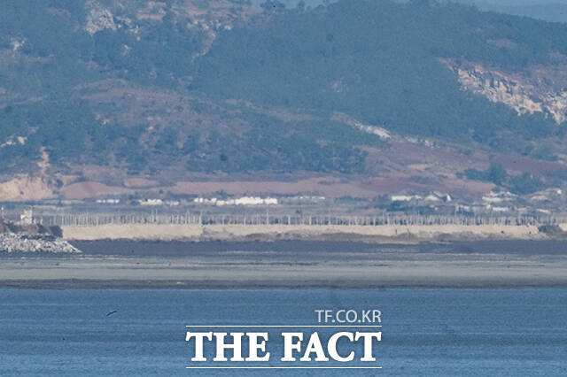 김여정 북한 조선노동당 총무부장이 이달 중으로 대남 확성기 방송 재개를 예보한 가운데, 22일 오후 인천 강화군 일대에서 바라본 북한 황대남도 연안군 접경지역에서 북한 군인과 작업자들이 철책 건설로 추정되는 작업을 하고 있다. /인천=김성렬 기자