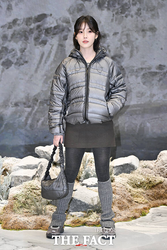 아이유가 '볼하트' 포즈를 취하고 있다.
