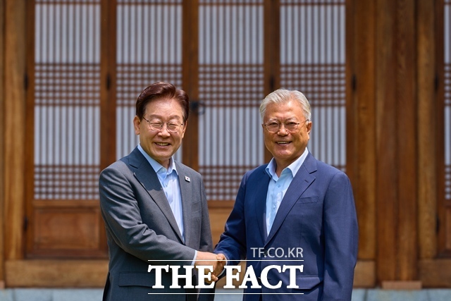 이재명 대통령 7월 1일 청와대에서 문재인 전 대통령과 기념촬영을 하고 있다. /청와대