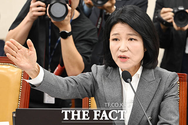 이진숙 국민의힘 의원이 22일 오전 서울 여의도 국회에서 열린 과학기술정보방송통신위원회의 방송미디어통신위원회 등에 대한 종합감사에서 발언을 하고 있다. /국회=남용희 기자