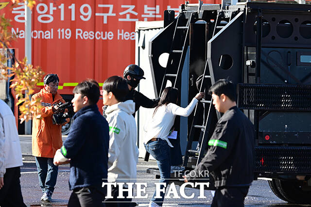 장갑차로 재난 지역 빠져나가는 시민들.