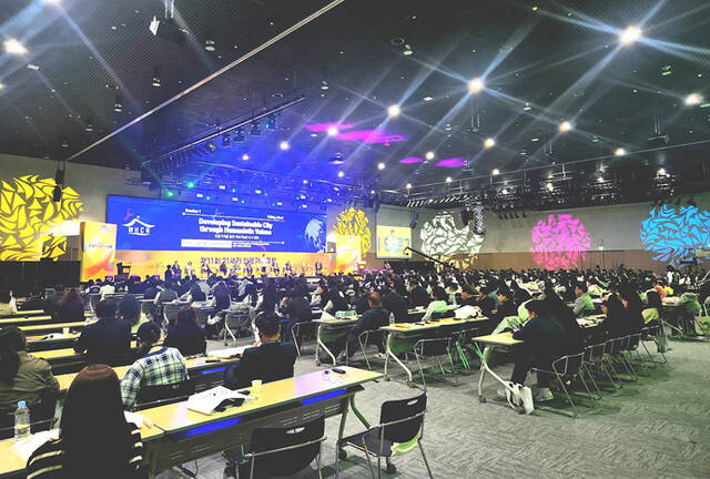 29일~31일까지 안동국제컨벤션센터에서 ‘흔들리는 세계, 변하지 않는 것들’을 주제로 제13회 21세기 인문가치포럼이 열린다. 지난해 열린 인문가치포럼 폐회식/안동시