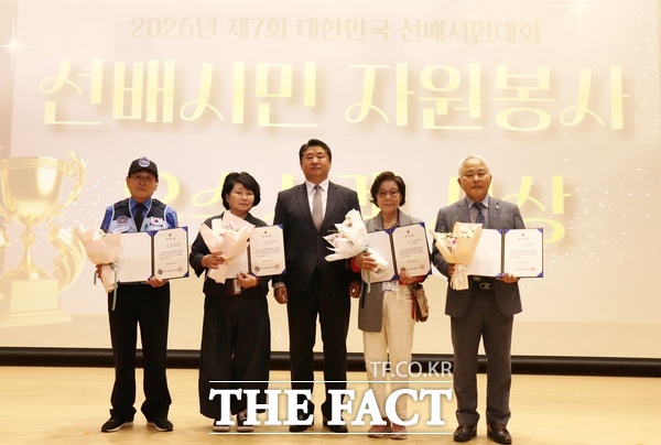 한국노인종합복지관협회가 21일 국회의원회관 대회의실에서 전국 선배시민 자원봉사자 등 400여 명이 참여한 가운데 ‘제7회 대한민국 선배시민대회’를 개최했다. 고양시일산노인종합복지관의 ‘실버경찰교통안전지도 봉사단’등 5개 봉사단이 우수사례로 선정됐다. /한국노인종합복지관협회