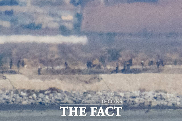 김여정 북한 조선노동당 총무부장이 이달 중으로 대남 확성기 방송 재개를 예보한 가운데, 22일 오후 인천 강화군 일대에서 바라본 북한 황대남도 연안군 접경지역에서 북한 군인과 작업자들이 철책 건설로 추정되는 작업을 하고 있다. /인천=김성렬 기자