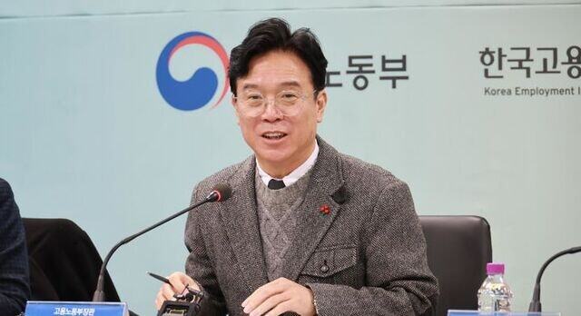 김영훈 고용노동부 장관이 지난 1월 5일 정부세종청사 기자실을 찾아 지난해 12월 열린 국회 쿠팡 청문회 소회를 밝히고 있다. 김 장관은 이날
