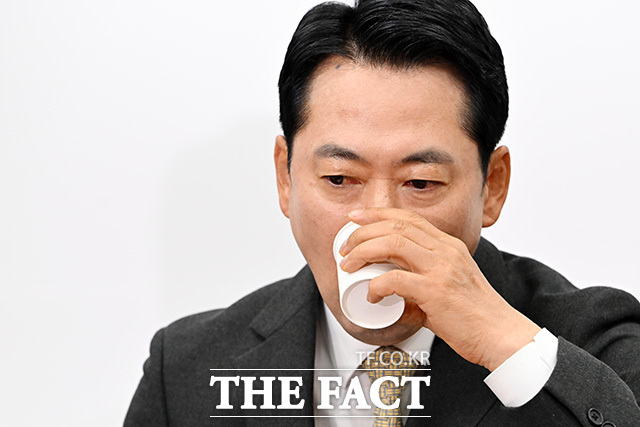 최고위원회의에서 발언하는 장 대표.