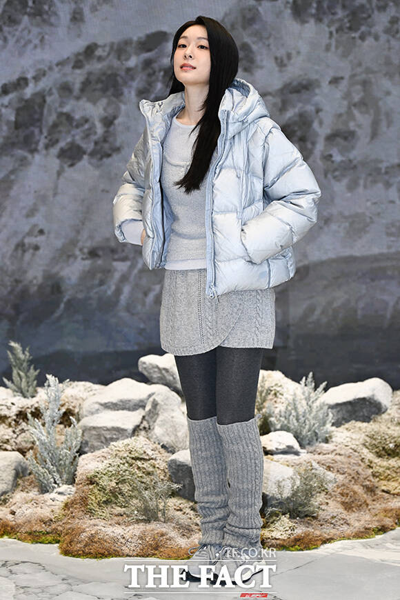 김연아가 포즈를 취하고 있다.