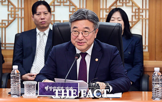 윤호중 행정안전부 장관(앞줄 왼쪽 세 번째)이 22일 오전 서울 종로구 정부서울청사에서 열린 지방세환급금 관련 관계기관 업무협약식에 참석해 협약기관 참석자들과 기념촬영을 하고 있다. /임영무 기자