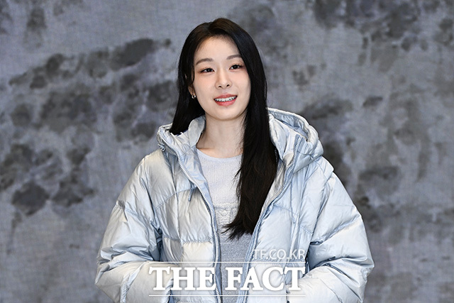 김연아가 포즈를 취하고 있다.