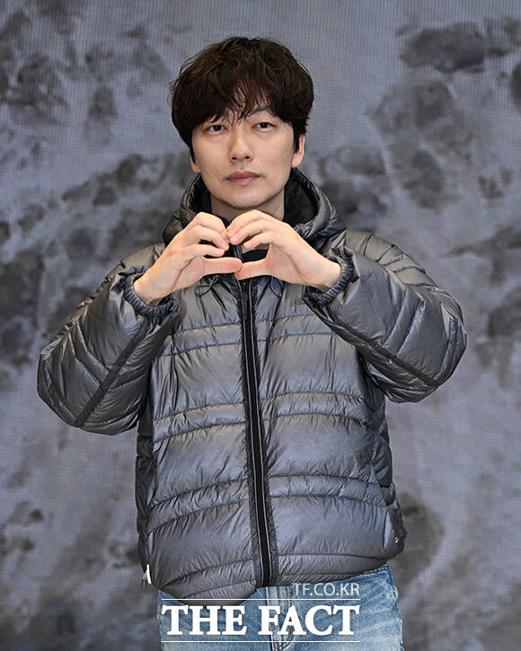 이동휘가 옷깃을 여미고 있다.