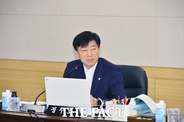 정구호 광양시의원이 오염된 작업복을 전문적으로 세탁할 수 있는 시설의 설치·운영 근거를 마련하고, 노동자들의 위생과 건강을 보호하기 위해 이번 조례를 마련했다. /광양시의회