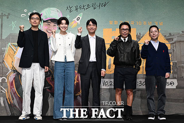 고세준 CP, 방송인 장도연, 전 프로 바둑기사 이세돌, 작곡가 정재형, 이명섭 PD(왼쪽부터)가 22일 오전 서울 영등포구 KBS 별관공개홀에서 진행된 KBS2 새 예능프로그램 '백수 이세돌' 제작발표회에 참석해 다양한 이야기를 나눴다. /송호영 기자