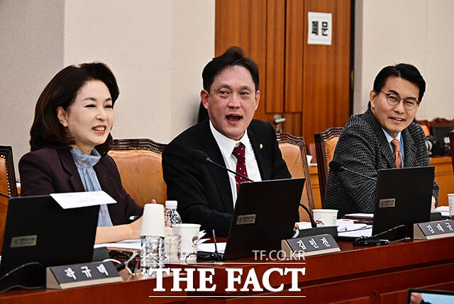 김태규 국민의힘 의원(왼쪽)이 22일 오전 서울 여의도 국회 법제사법위원회에서 열린 공소청에 대한 국정감사에 참석해 서영교 법사위원장에게 큰 목소리로 항의하고 있다. /국회=배정한 기자